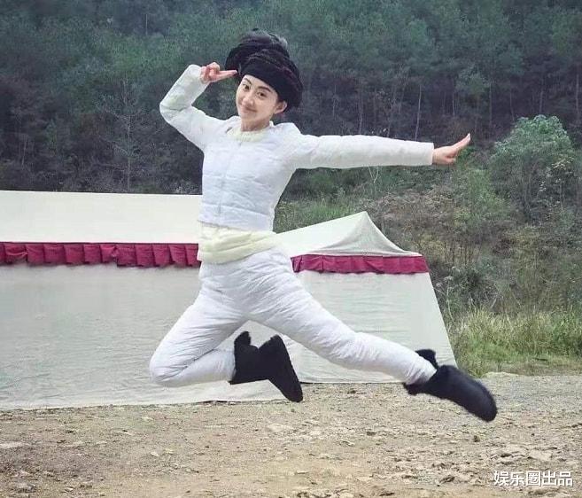 景甜|景甜在剧组做运动旧照曝光，动作丰富表情撩人，既视感不输动作片