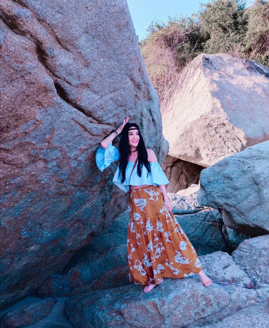 潮帮先生|温碧霞越老越时髦,穿粉色T恤不算啥,还学小姑娘玩“下衣失踪”