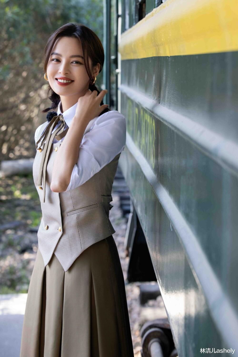 眼线 比起甜美的少女感，还是猫系妆容性感撩人，Jennie辛芷蕾就是典范