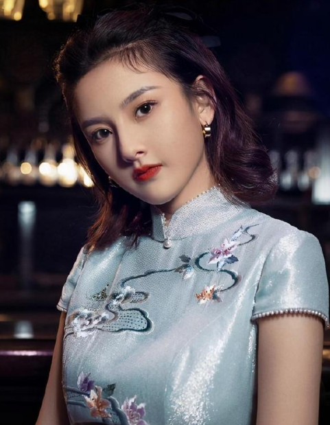 宋祖儿|有种“发育过猛”叫宋祖儿，综艺上穿旗袍，这22岁身材认真的吗？