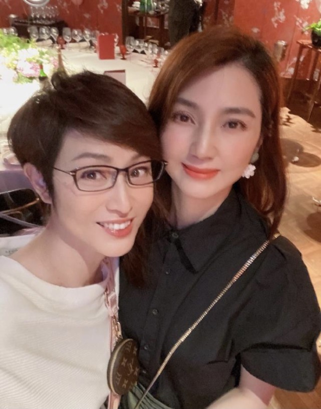 蔡少芬|蔡少芬洪欣姐妹聚会，蔡少芬三胎后更有女人味，洪欣娃娃脸不显老