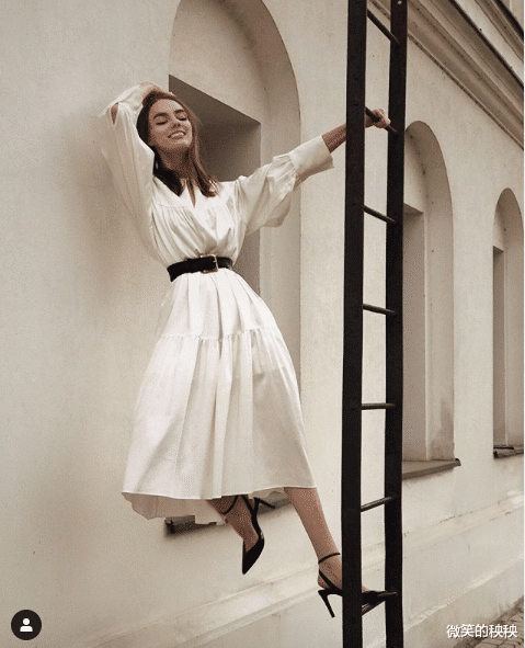 微笑的秧秧|夏天会穿白色才优雅，看时尚博主的高分示范，每一套都是气质模板