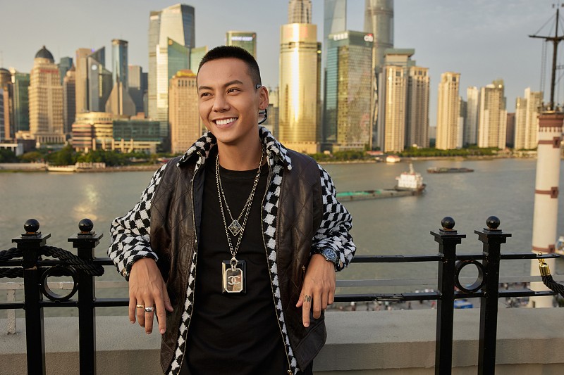 陈伟霆|陈伟霆“寸头”好有硬汉气，黑T叠穿马甲个性高级，真有男人味