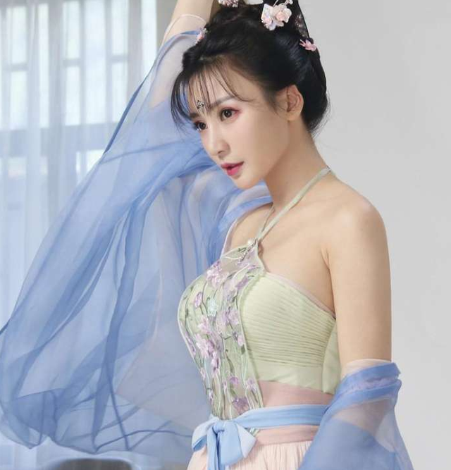 柳岩|41岁的柳岩还没人追？看到她做深蹲，网友：终究是我要不起的女孩