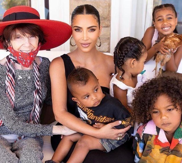 帕丽斯·希尔顿|40岁帕丽斯·希尔顿穿仙女裙，小腹隆起似怀孕，本人：婚礼后要娃