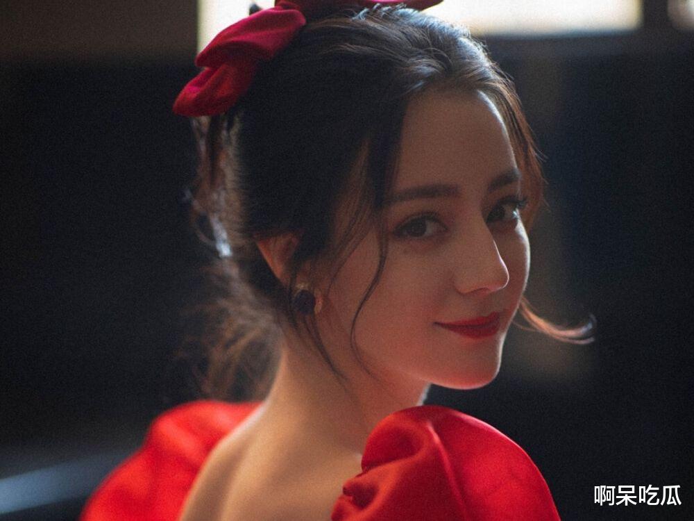 迪丽热巴|热巴撞衫多位女明星，每次都能完胜，好身材是关键！