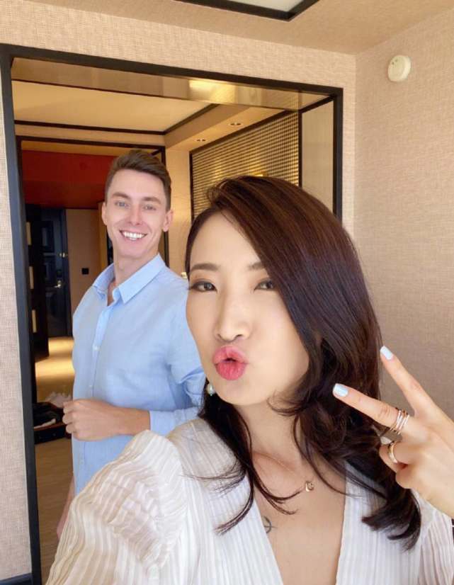 陈赫|陈赫前妻晒男友视角照，深山里穿泳衣划桨，阳光下撩发秀绝美身材