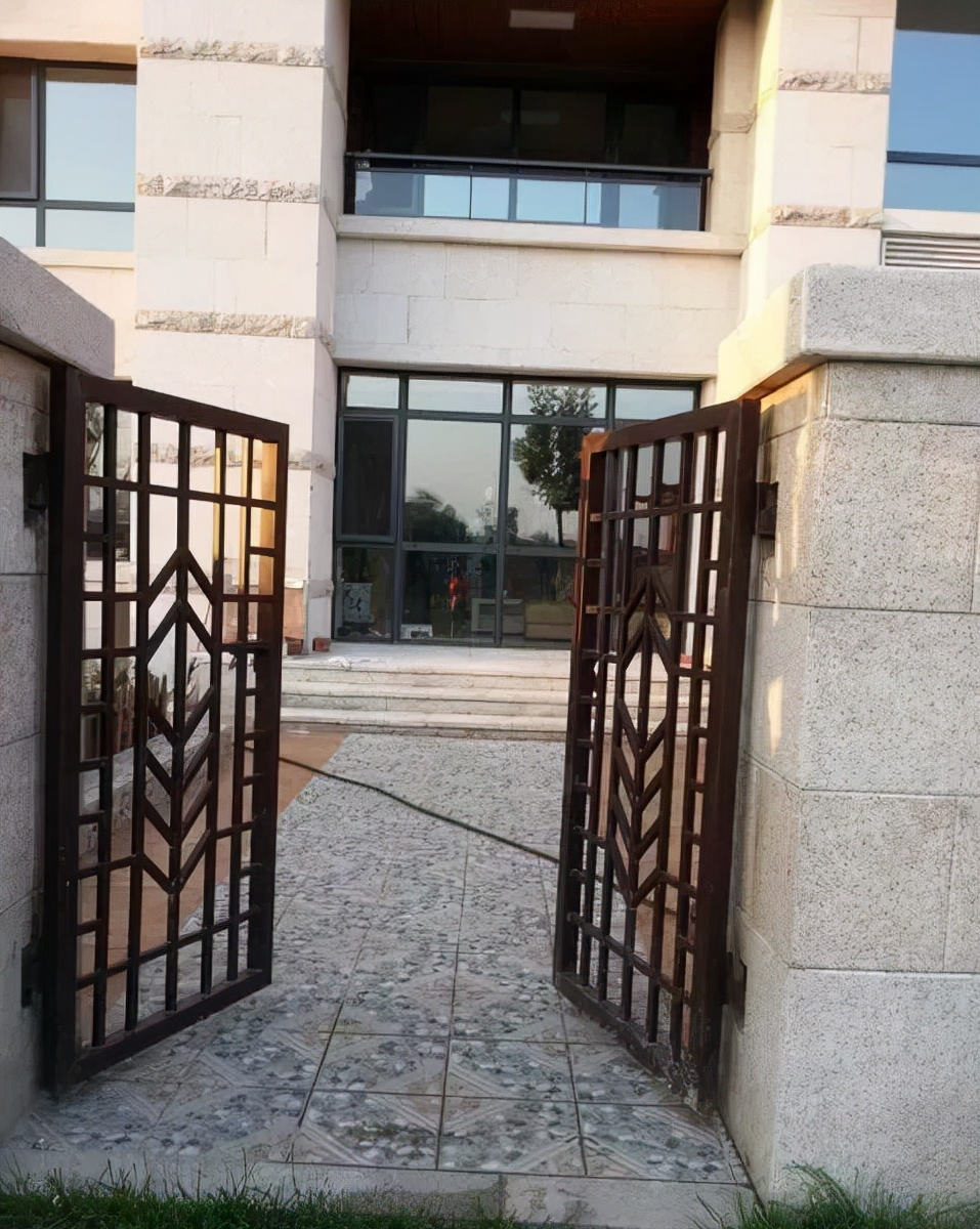 亲戚家农村小洋房,前院种菜养鱼,卧室玉石做的床,冬暖夏凉!