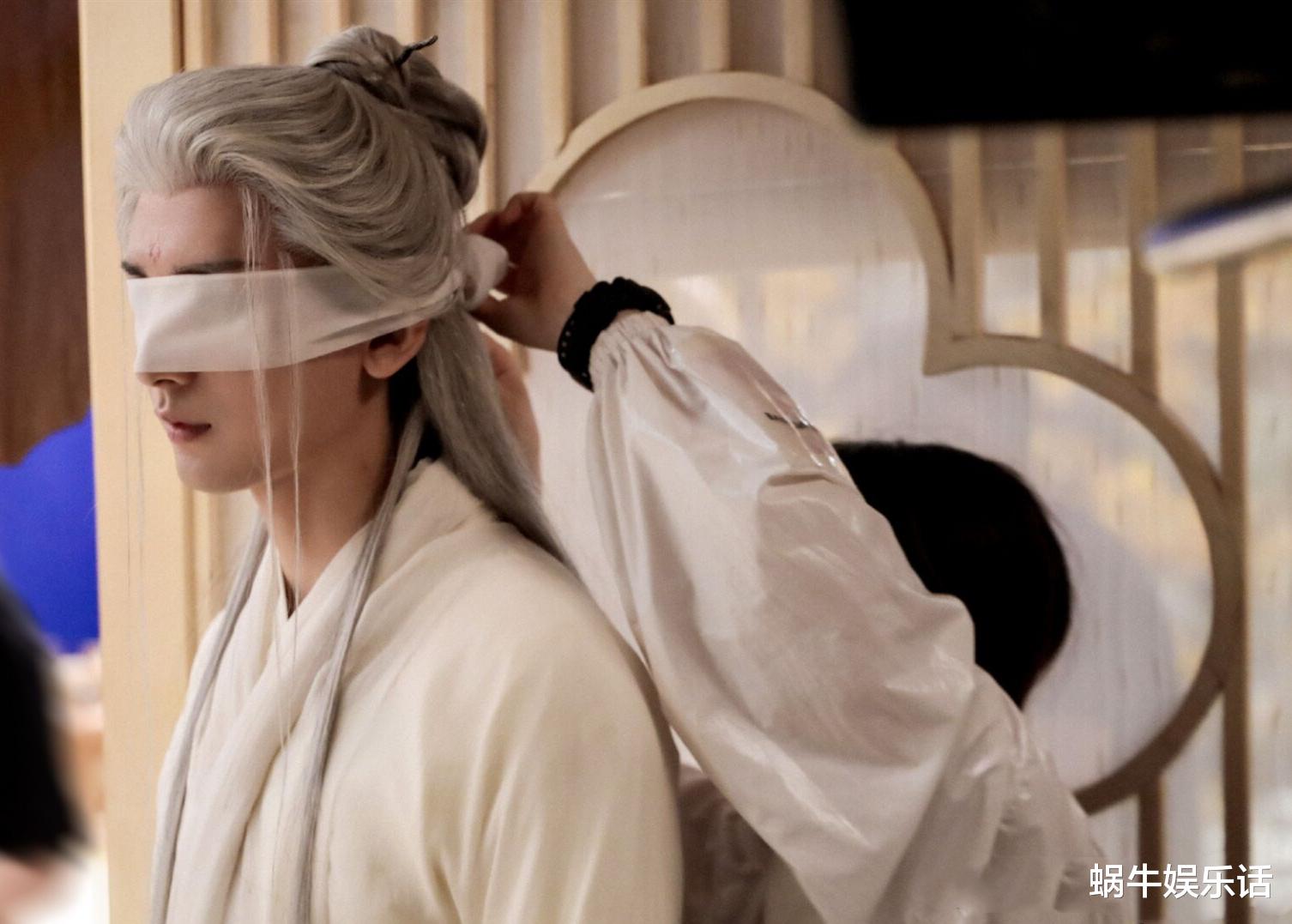 成毅|成毅蒙眼照引热议，想靠《沉香如屑》翻身成为欢瑞一哥得有多难？