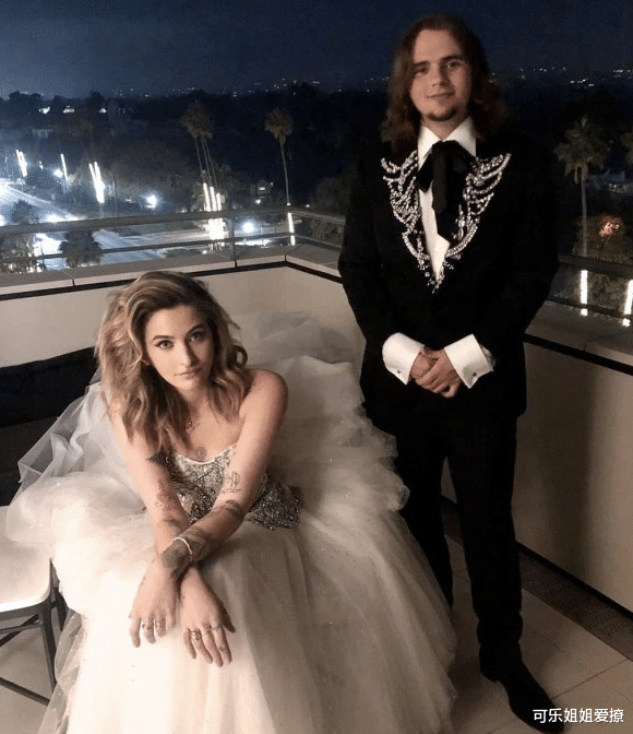 迈克尔·杰克逊|迈克尔杰克逊儿女已长大，儿子帅气打扮如父亲一样，女儿亭亭玉立