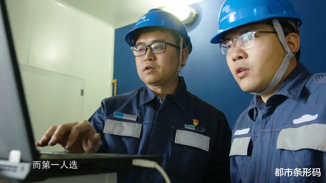 都市条形码 这位一米八的大高个，会的绝活不一般！他把工作做到极致，只为