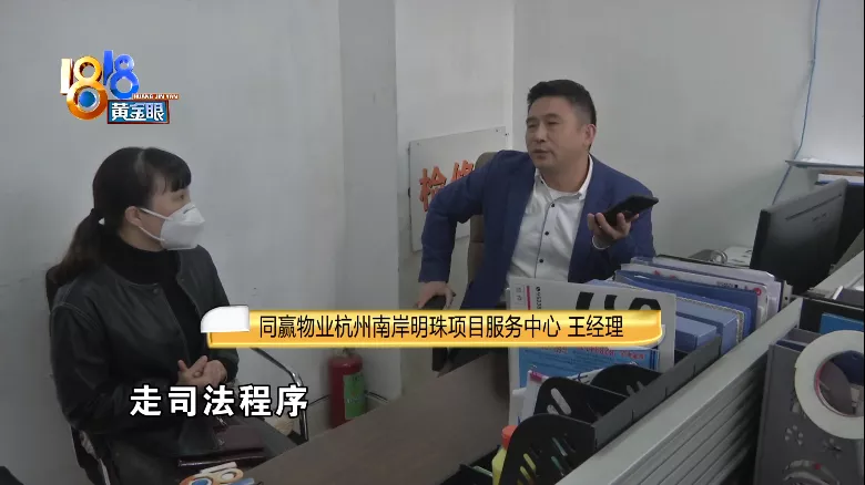 外墙检测后一年没修,瓷砖掉落砸伤新车