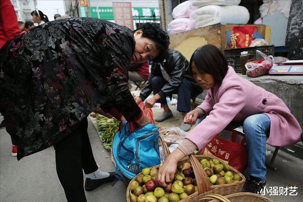 小强财艺 红极一时的地摊经济，为何突然“哑火”了？背后三大原因