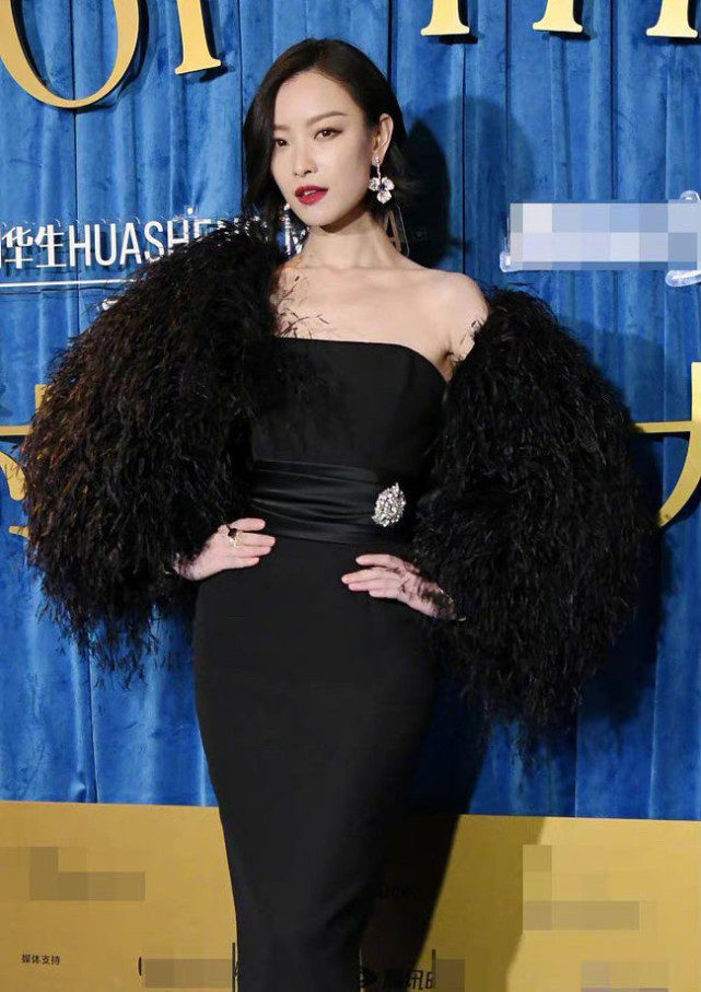 张晋|明星红毯撞衫真尴尬，倪妮秒杀迪丽热巴，鞠婧祎靠脸秒杀。