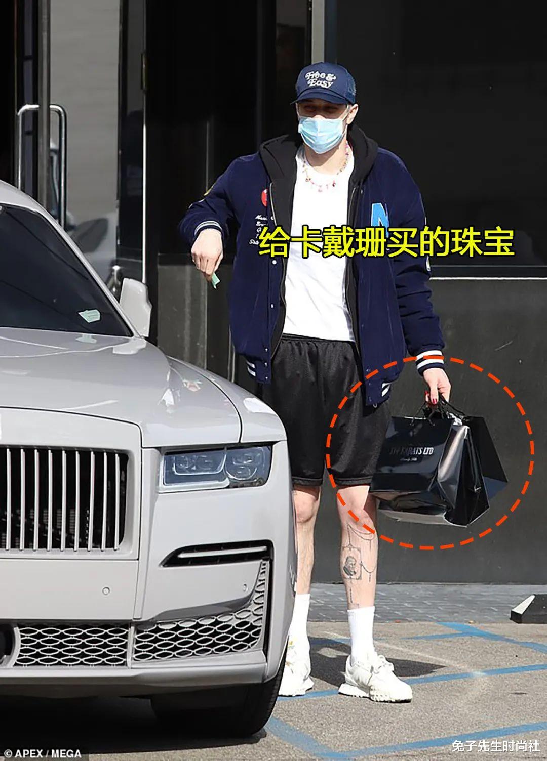 张碧晨|卡戴珊找到小13岁的男友，喜欢对方“夸赞臀部”，坠入热恋的爱河