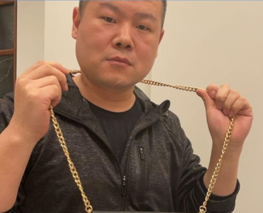 岳云鹏|岳云鹏老婆拎月饼探亲，徒弟抱着一箱名酒紧跟其后，两人步伐匆忙