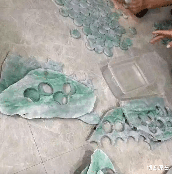 翡翠|小伙花70万买大块翡翠原石,切出一堆春带彩手镯,网友表示可以换几套房了!