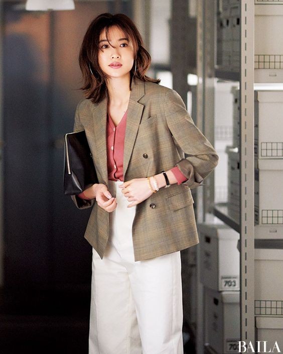 大表姐的时尚圈 秋季穿西装无需“新花样”,搭配好这3条裤装,造型足够时髦多变