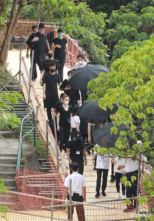 赌王|四房齐聚送别赌王，三房一家穿浅色太突兀，何超欣穿着隆重似走秀