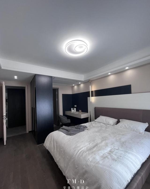 事实证明，卧室不做套房，装一字形玻璃柜，也能打造步入式梳妆区