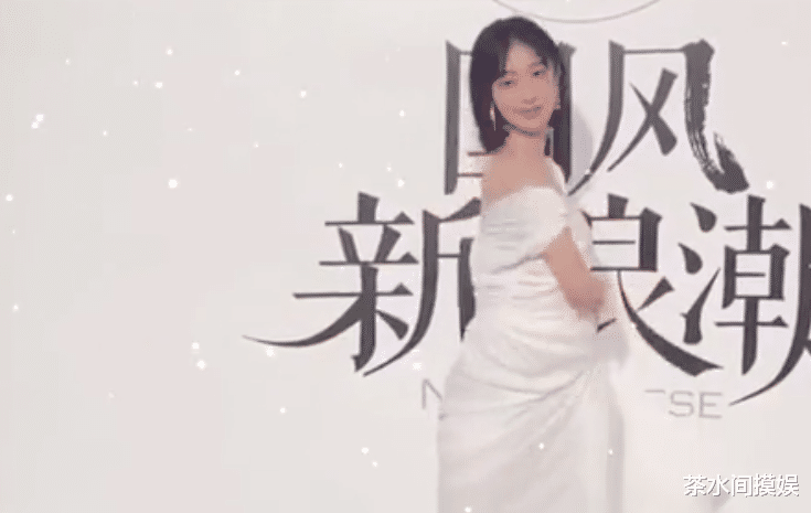 娄艺潇|明星红毯抢镜花招多：有人脱手套秀美甲，有人捧碗走红毯