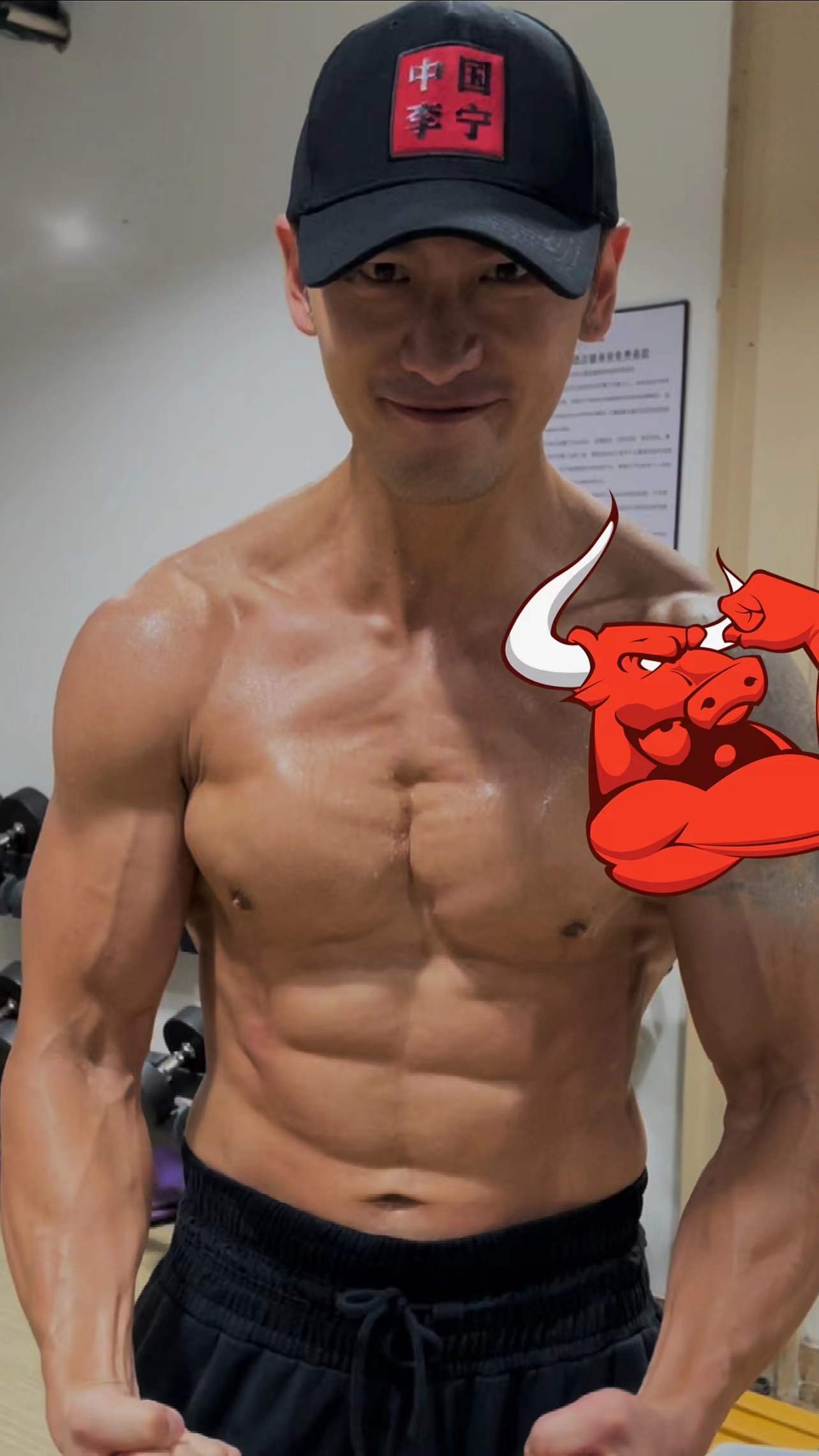 |逆天的肌肉爆帅的脸 硬汉顾佑明够MAN！