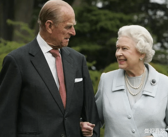 曼识翡翠 谁说“最是无情帝王家”？这些经典珠宝就见证了英女王跨世纪的爱恋！