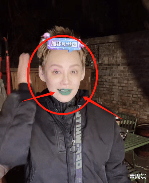 宁静|49岁宁静现身直播间，口红颜色太抢眼了，网友：这是中毒了？
