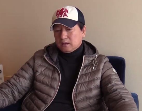 郑爽|郑爽父亲出面否认弃养哽咽道歉,疑似郑爽小号却晒出撕坏的结婚证