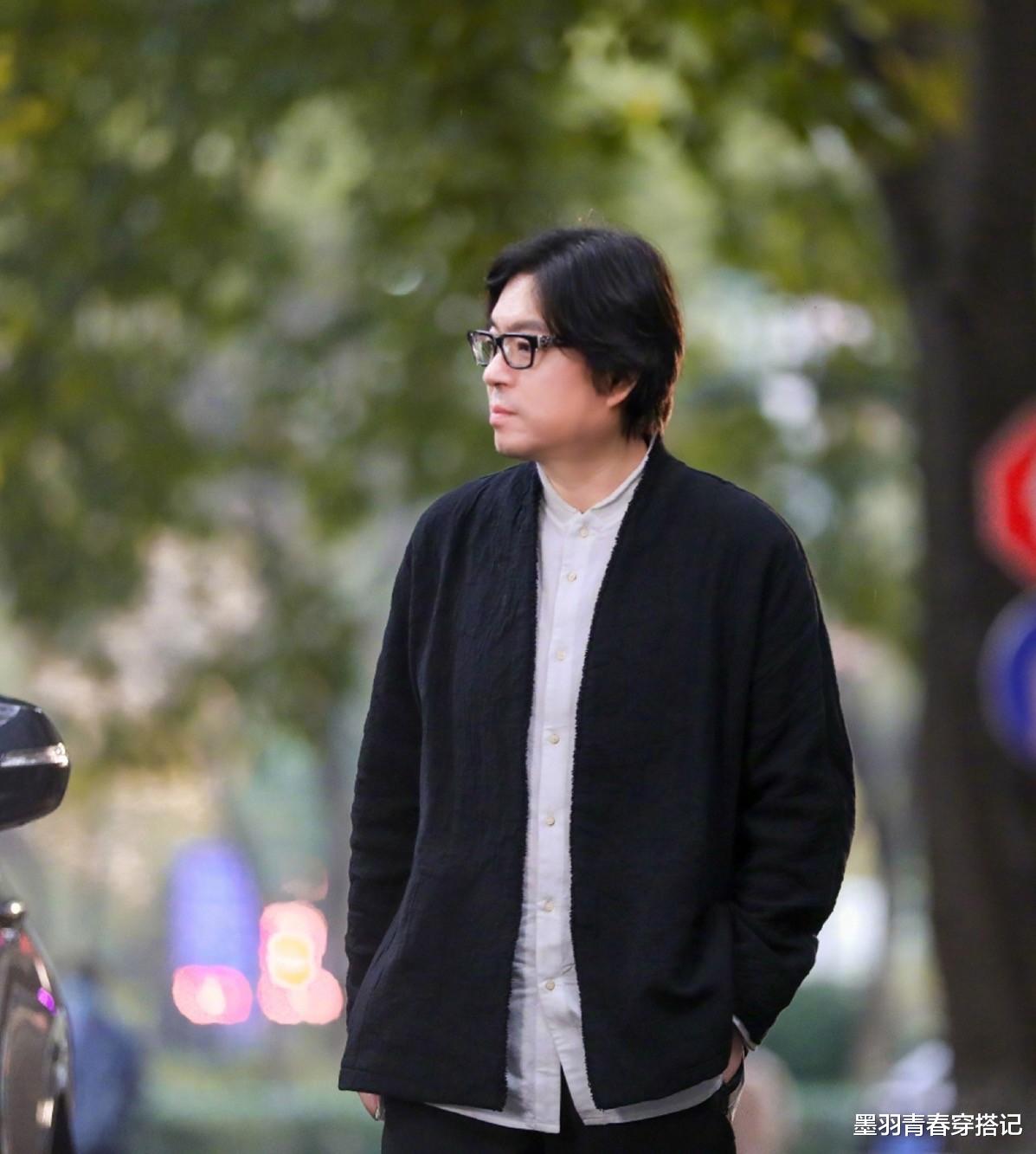 裤子|高晓松上山挖笋，红T配小脚裤瘦出尖下巴，51岁帅成31岁小伙