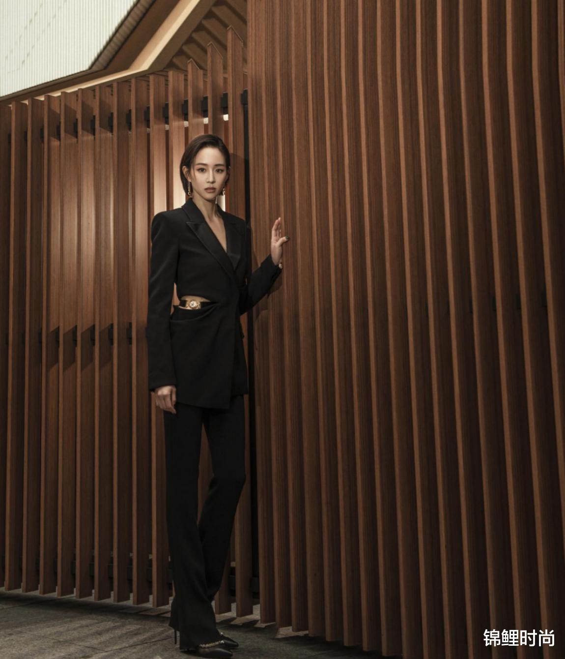 西装|张钧甯的黑皮造型太酷了，单穿西装配珍珠腰带，帅的让人佩服