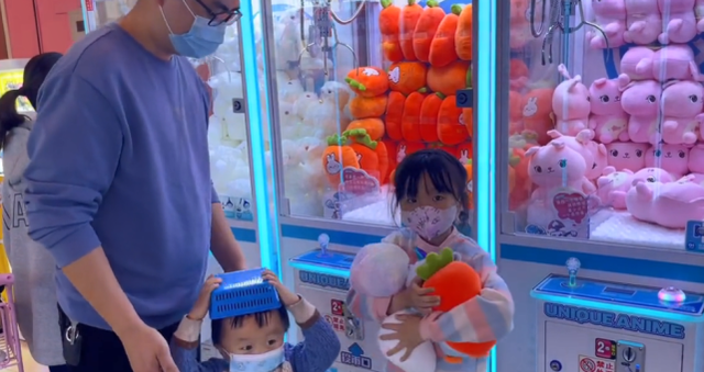 奇奇|姚威隐藏技能“觉醒”！夫妻俩带奇奇悦悦抓娃娃，14块钱抓了4个
