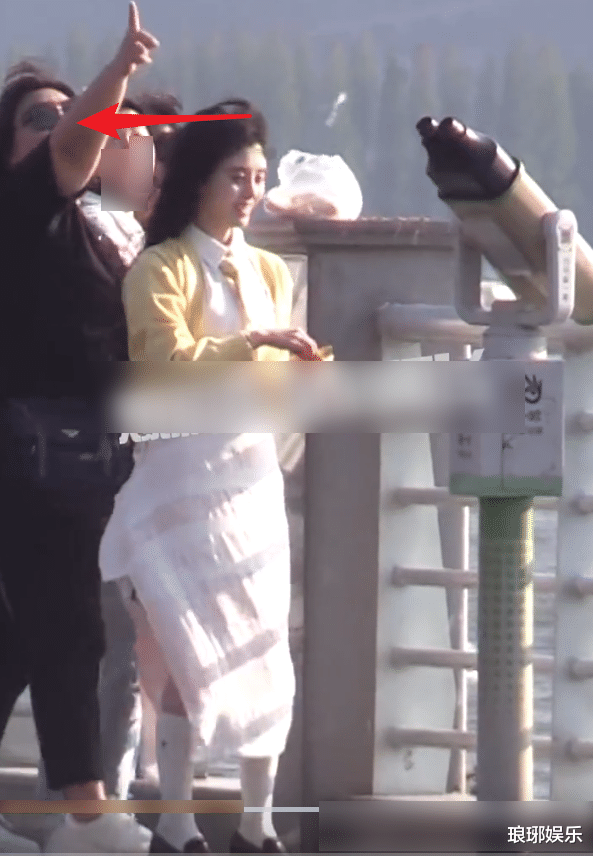 鞠婧祎|鞠婧祎久违去云南旅游，被路人拍下真实生图，真实身高我没看错吧？