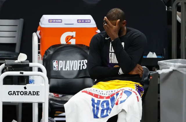 湖人队|戴维斯伤退，詹姆斯被淘汰，队友吵着要离队，湖人一夜回到解放前