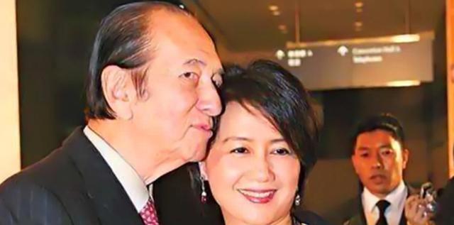 何超盈|何超盈曾炫耀:我是爸爸唯一且最爱的女儿!上5年纪前不知身