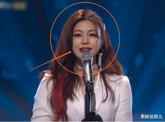 陈妍希|陈妍希都瘦到一百斤了,穿上女团的衣服后,身材看起来还是挺虐