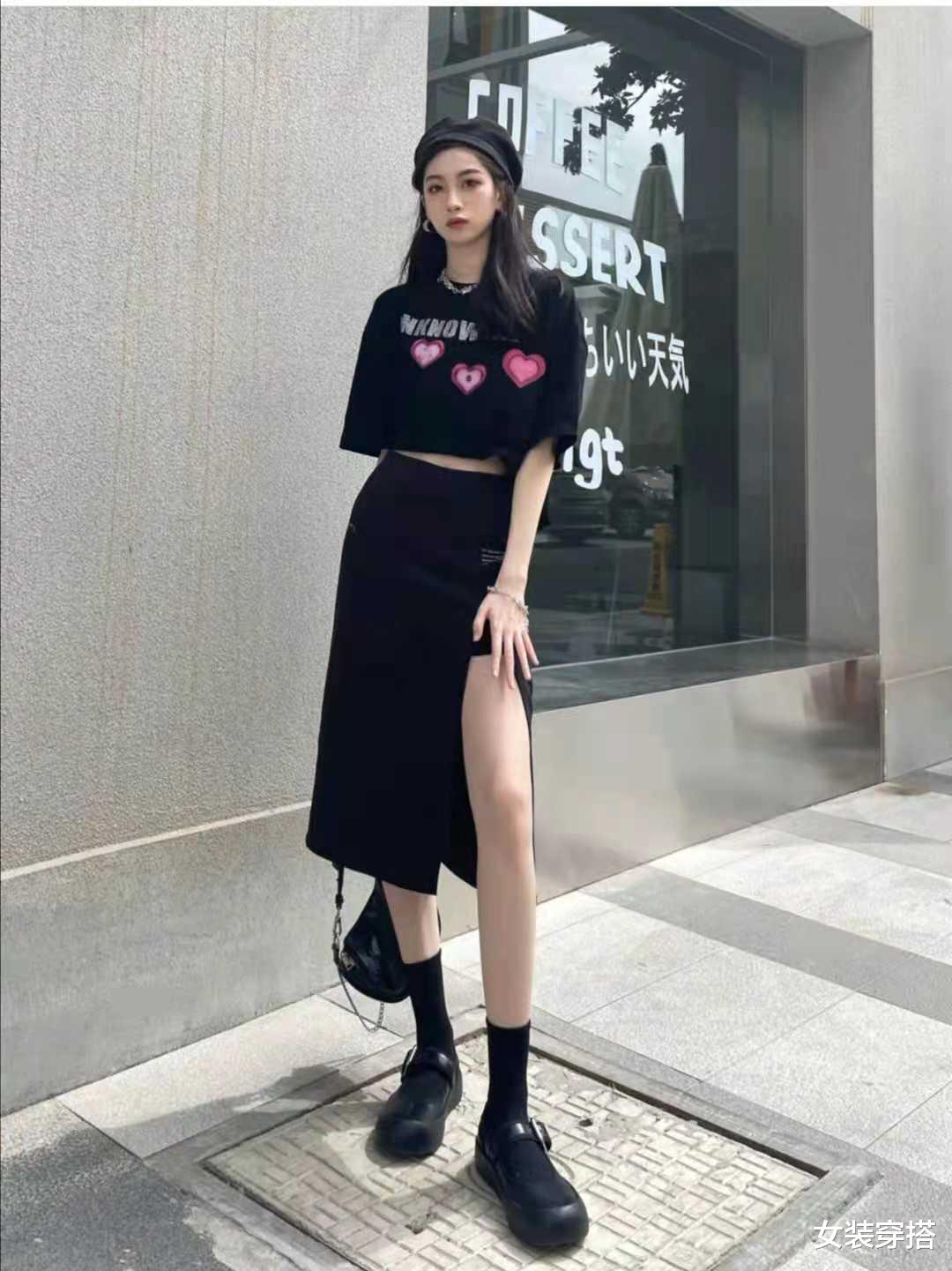 女装穿搭|黑色开叉裙搭配什么上衣和鞋子