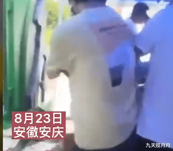 九天揽月月|为上车牌插队，敢在派出所里“摇人打架”，这个大妈有点猛，网友说抓起来方便！