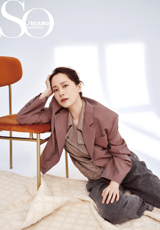 lo时尚咖|海清的穿衣品味真的高级,纯色穿搭优雅又有范,盘头造型太精致