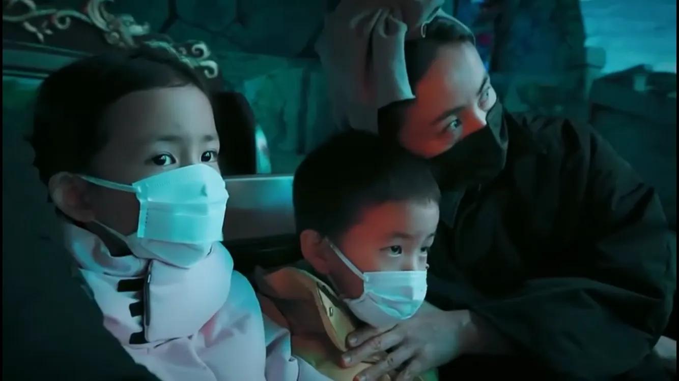 张嘉倪|孙莉一家五口游环球影城,多多牵弟弟超有爱,黄磊全程充当工具人