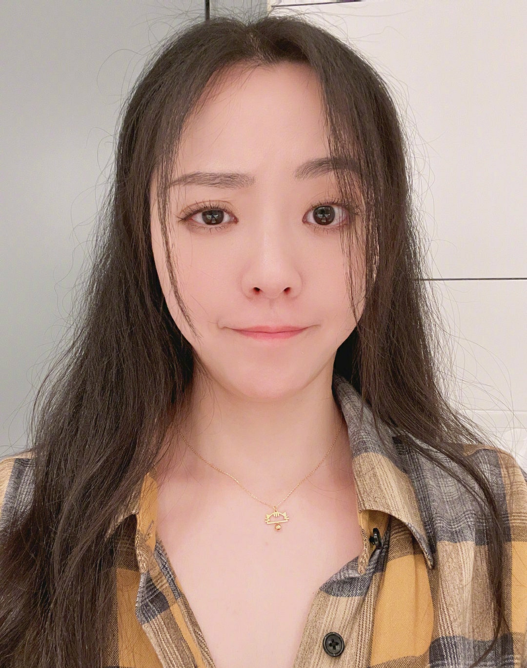 王菲|张靓颖玩堆雪人，小脸冻得通红，疑似男友声音出镜，还对着镜头竖起大拇指