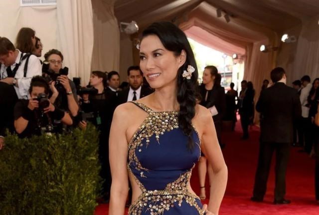 邓文迪|52岁邓文迪：离婚6年后卷走前夫40亿美元，交往小17岁男友显娇憨