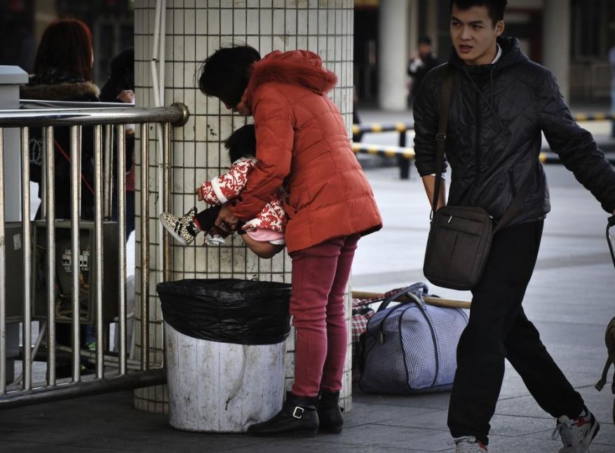 急诊室老苗|“把尿”还是“尿不湿”?等到孩子上学后,3个差距就显现出来了