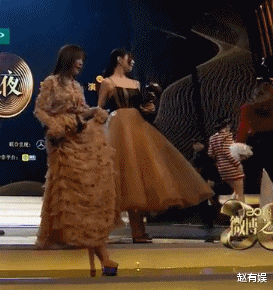 杨幂|红毯背后的“内卷”：明星冬天露肩、露腿成常态，粉丝也跟着操心