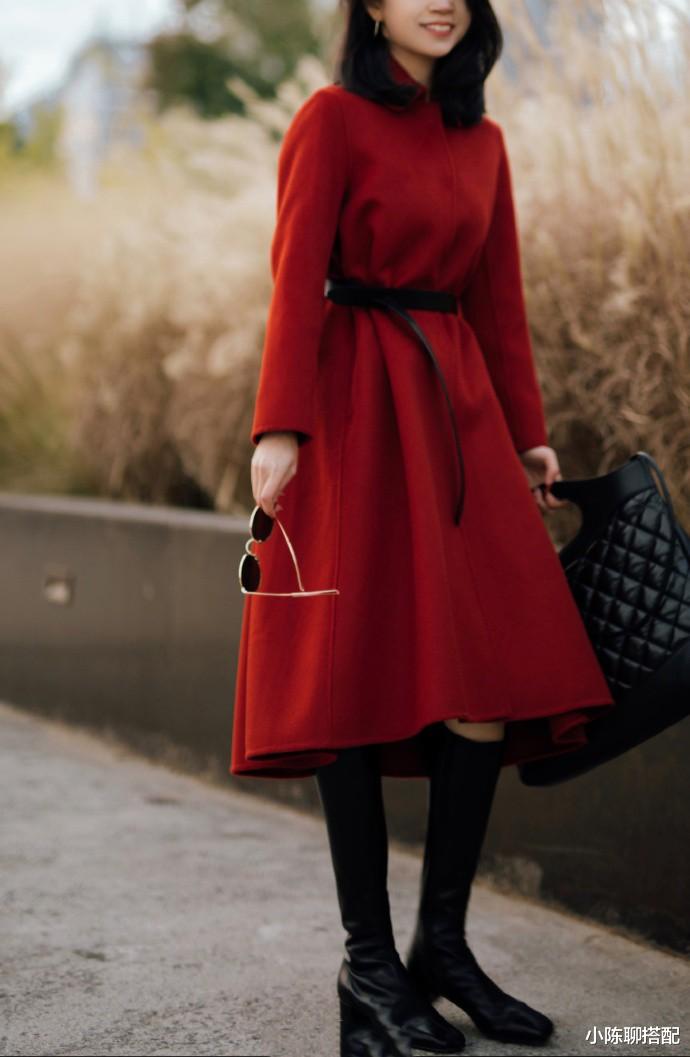 小陈聊搭配 秋冬这样穿“长外套+长靴”,显高又显瘦,值得微胖女性借鉴