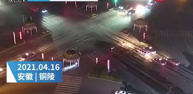 小白的快乐生活 揪心!安徽一家4口在距斑马线仅数米处横穿马路,不幸被车撞飞