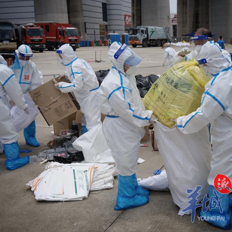 工人|直击荔湾高风险地区：一天收运隔离区居民生活垃圾超50吨