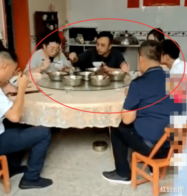 汪涵|47岁汪涵现身农村显沧桑，头发胡子全花白，现场吆喝买布300块一匹