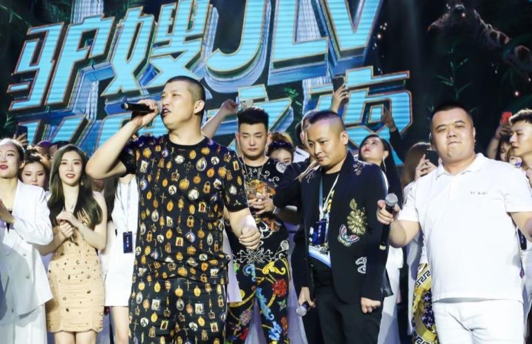 行星秘闻|网红二驴停播奔赴北京,到平台官方开会,旗下主播透露“有大事”