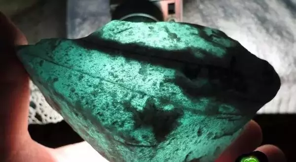 翡翠|翡翠赌石，不切到最后，谁也不知道会发生什么